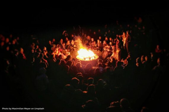 Das Bild zeigt ein Lagerfeuer und illustriert eine Podcast-Folge zur Idee der Europa-Ferien, die den europäischen Gemeinschaftssinn steigern würden.