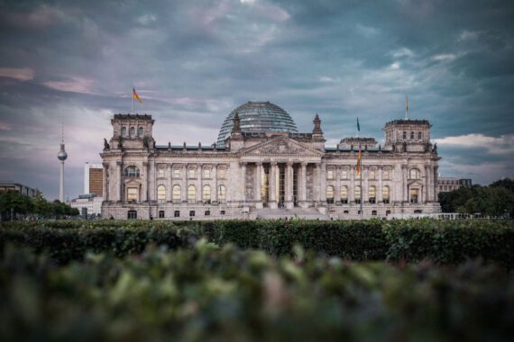 Das Foto zeigt den Reichstag. Der Bundestag 2021 könnte der jüngste aller Zeiten werden.